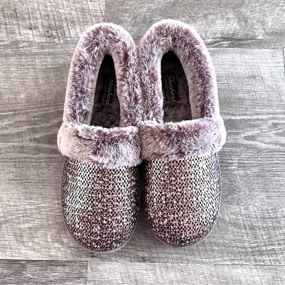 Skechers Women’s Metallic Rose Gold Pink Soft Slippers - Picture 4 of 5